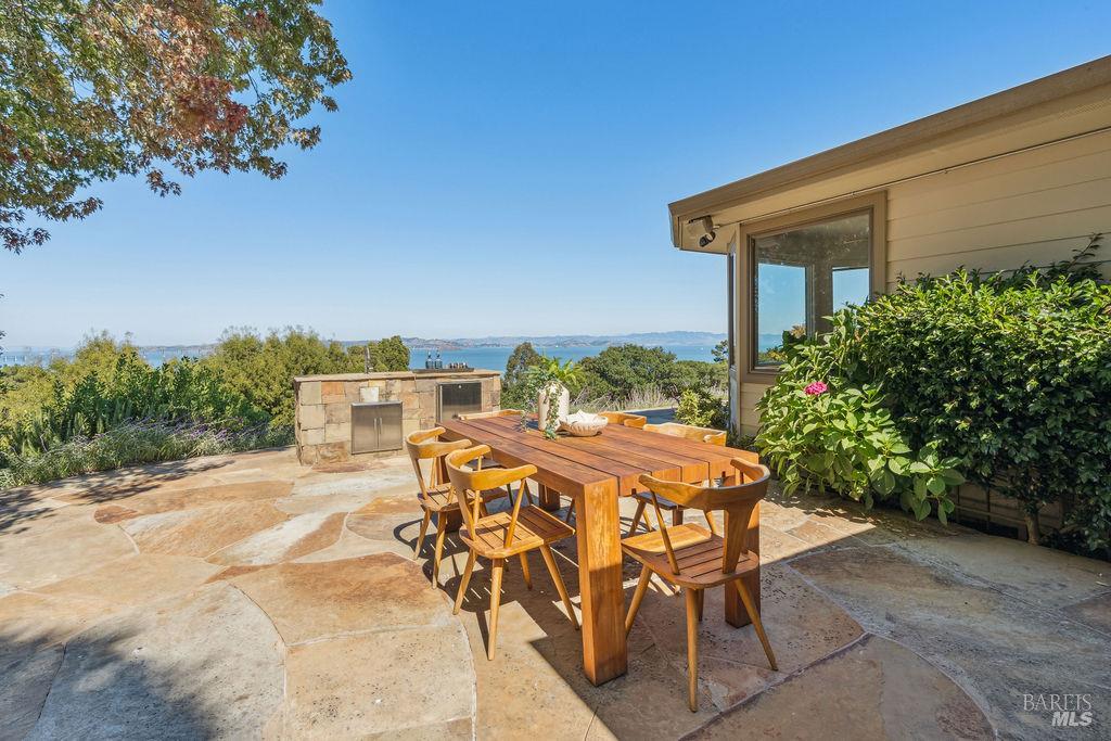 Detail Gallery Image 16 of 48 For 90 Taylor Rd, Tiburon,  CA 94920 - 5 Beds | 5/1 Baths