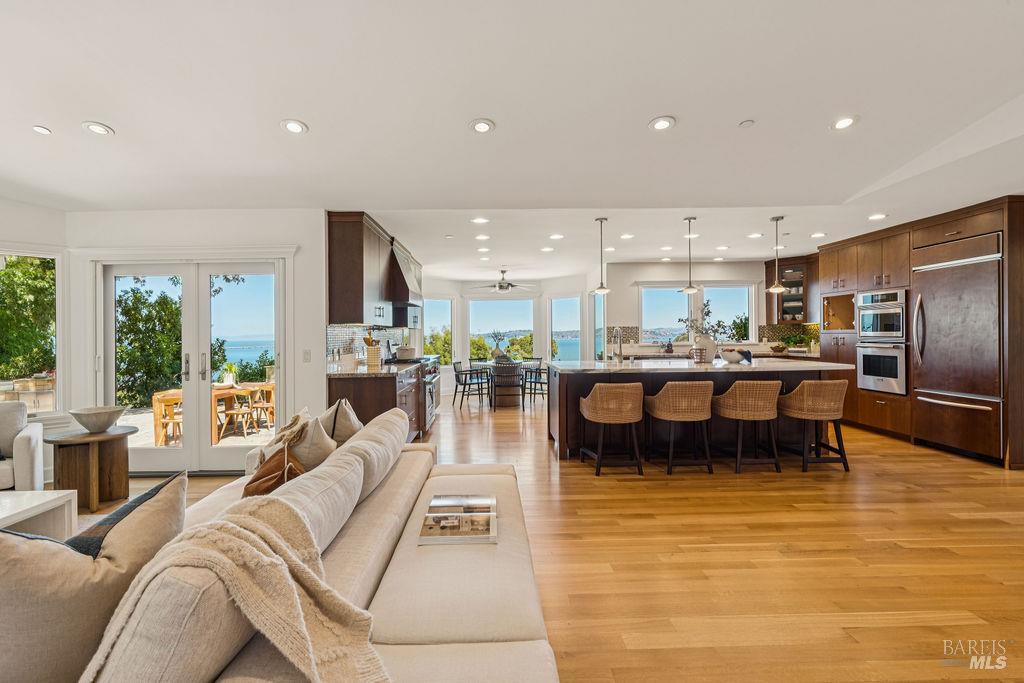 Detail Gallery Image 14 of 48 For 90 Taylor Rd, Tiburon,  CA 94920 - 5 Beds | 5/1 Baths