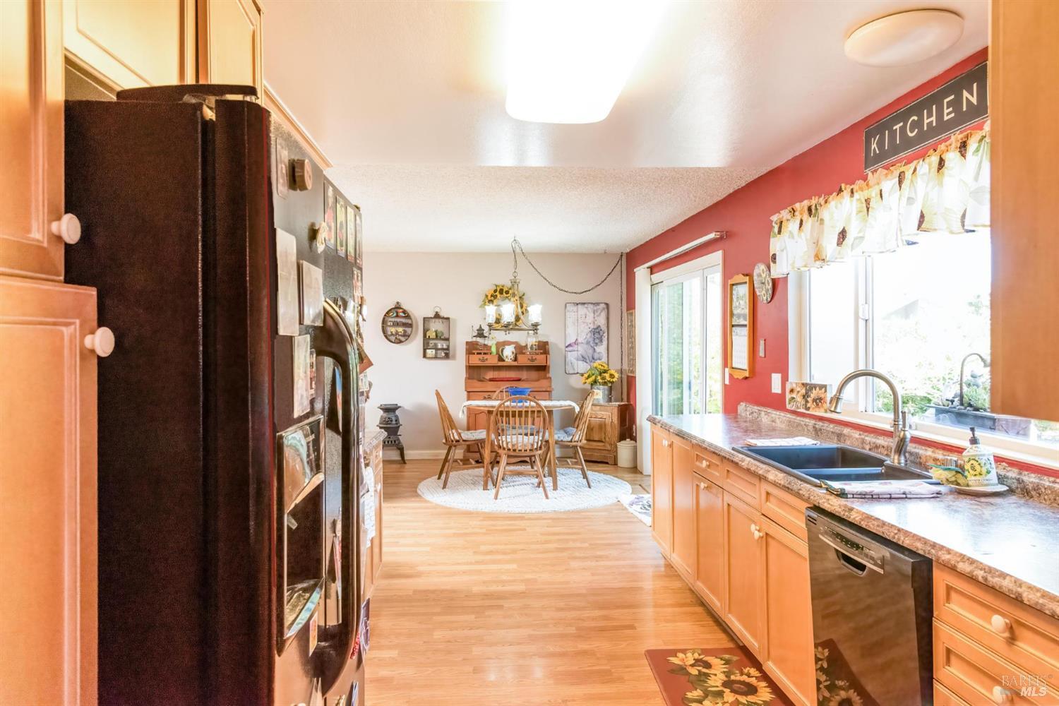 Detail Gallery Image 7 of 32 For 936 Edith Ct, Rohnert Park,  CA 94928 - 6 Beds | 2/1 Baths