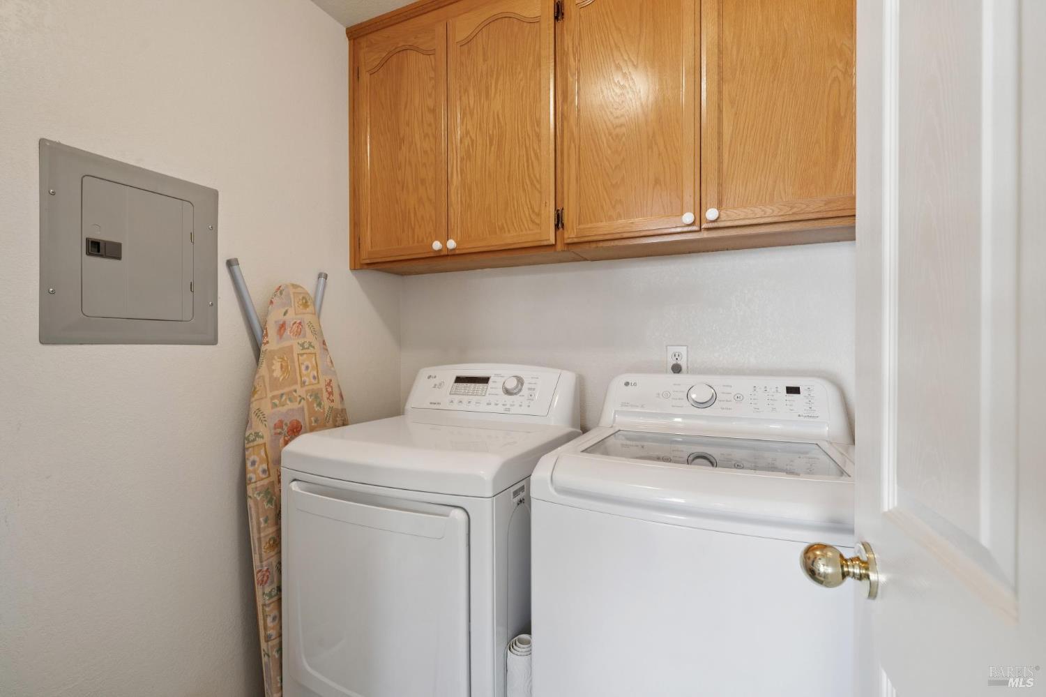 Detail Gallery Image 24 of 29 For 1463 Woodside Cir, Petaluma,  CA 94954 - 3 Beds | 2/1 Baths