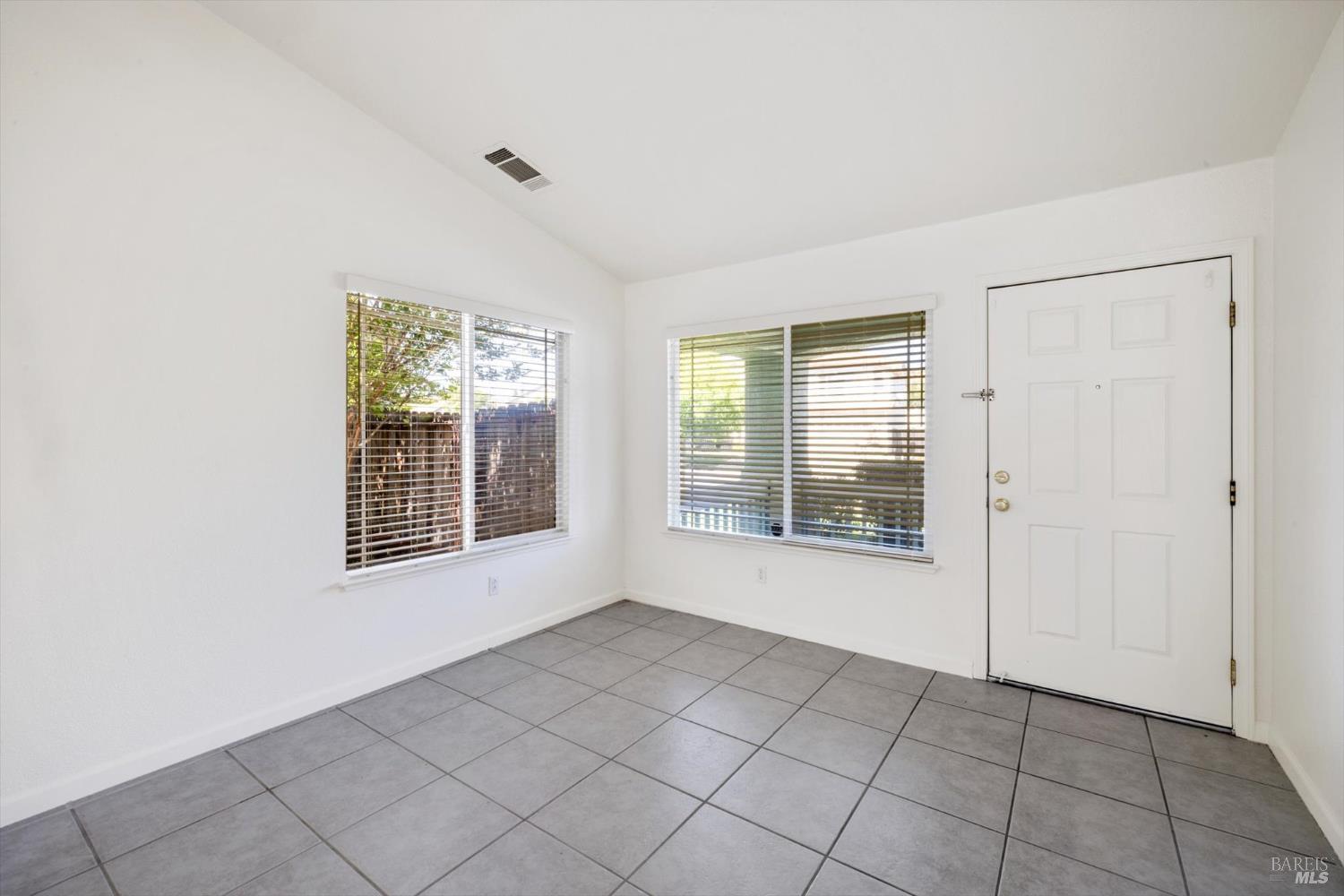 Detail Gallery Image 9 of 40 For 3283 Lagunita Cir, Fairfield,  CA 94533 - 4 Beds | 2 Baths