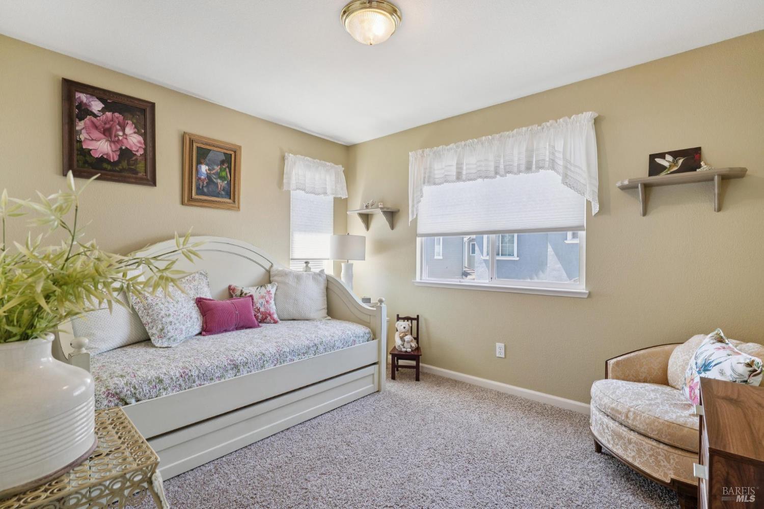 Detail Gallery Image 19 of 29 For 1463 Woodside Cir, Petaluma,  CA 94954 - 3 Beds | 2/1 Baths