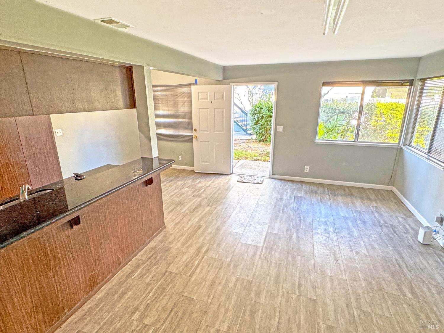 Detail Gallery Image 17 of 28 For 163 Bahia Cir, San Rafael,  CA 94901 - 2 Beds | 1 Baths