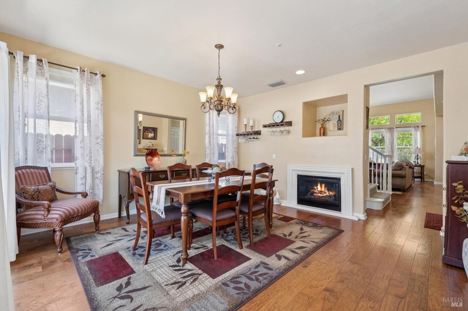 Detail Gallery Image 7 of 29 For 1463 Woodside Cir, Petaluma,  CA 94954 - 3 Beds | 2/1 Baths