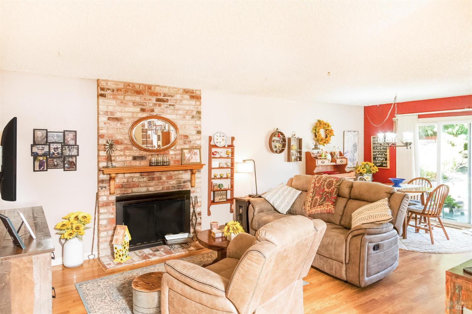 Detail Gallery Image 11 of 32 For 936 Edith Ct, Rohnert Park,  CA 94928 - 6 Beds | 2/1 Baths