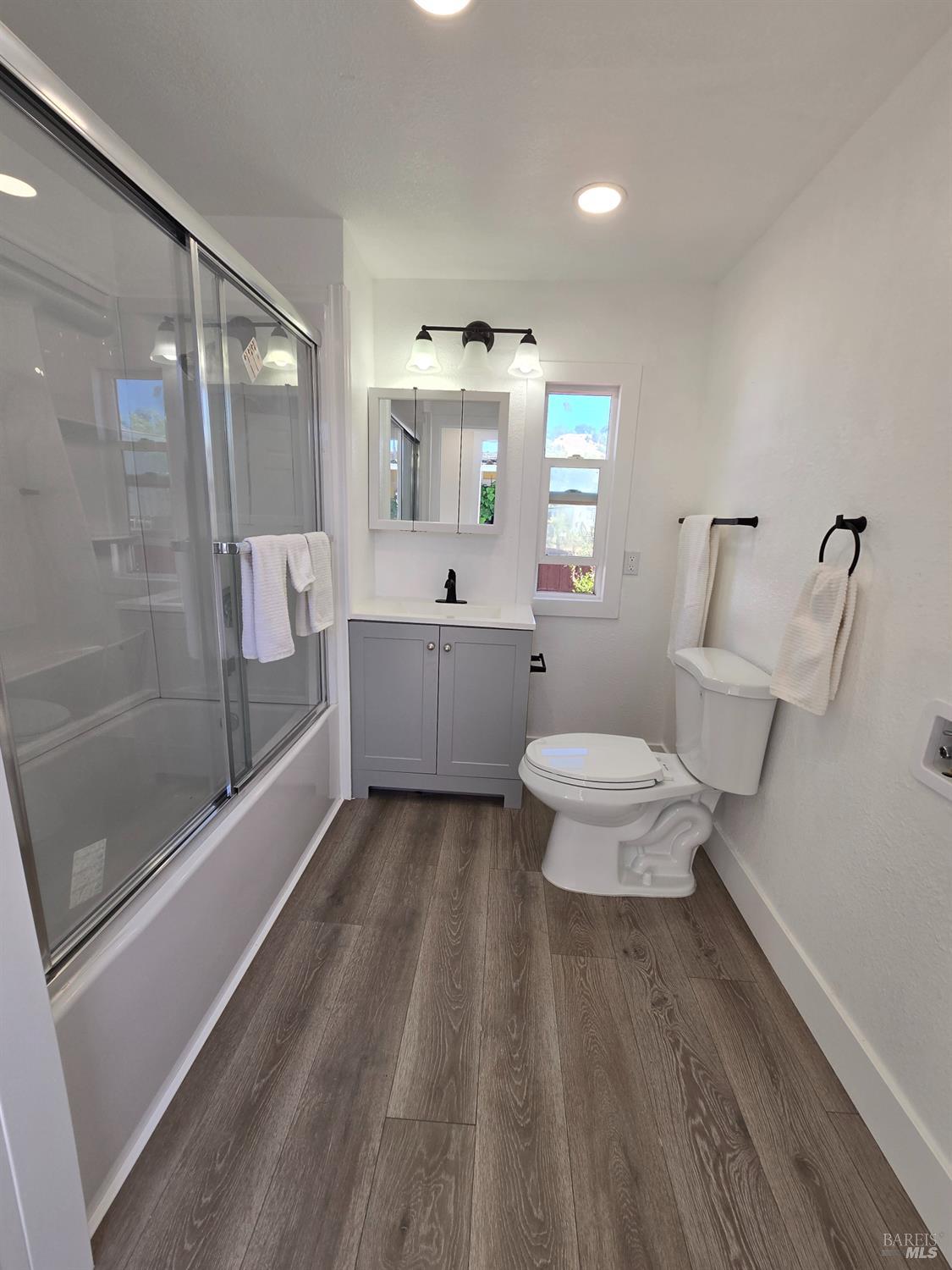 Detail Gallery Image 5 of 14 For 120 Bryce Canyon Rd, San Rafael,  CA 94903 - 3 Beds | 2 Baths