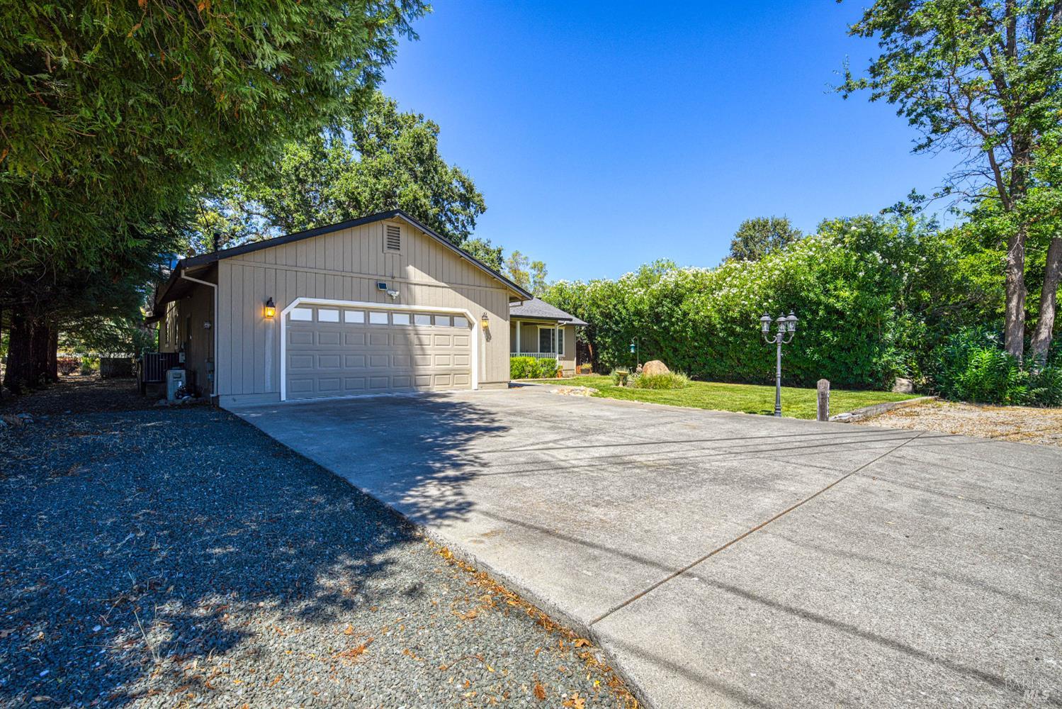 Detail Gallery Image 4 of 63 For 18164 Fishhook Ct, Hidden Valley Lake,  CA 95467 - 5 Beds | 3 Baths