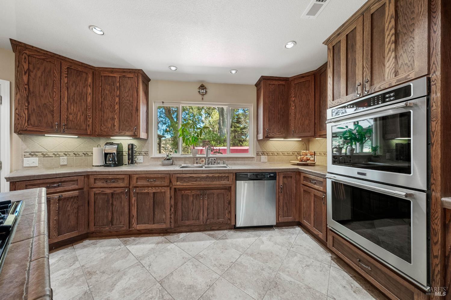 Detail Gallery Image 18 of 63 For 18164 Fishhook Ct, Hidden Valley Lake,  CA 95467 - 5 Beds | 3 Baths