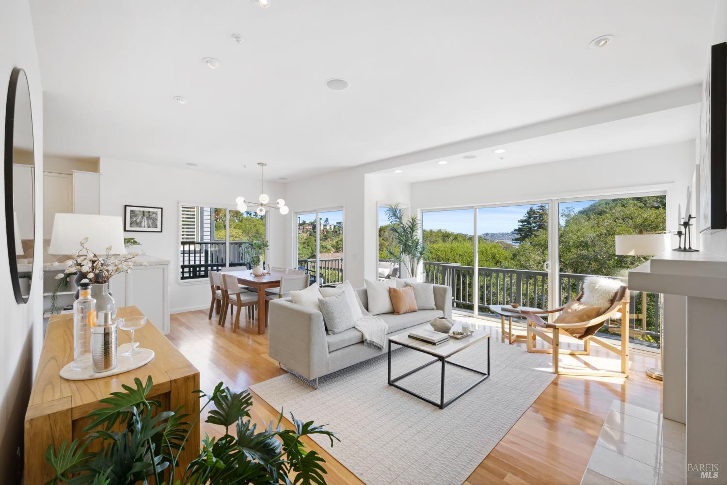 Detail Gallery Image 4 of 34 For 101 Sacramento Way, Sausalito,  CA 94965 - 4 Beds | 3 Baths