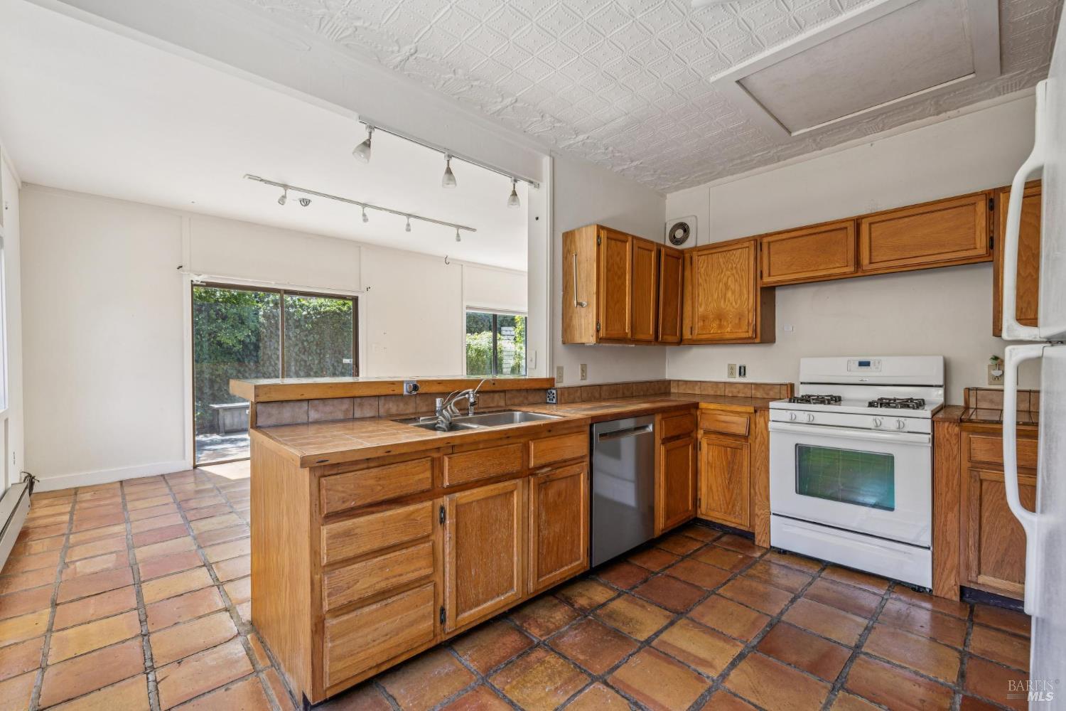 Detail Gallery Image 7 of 42 For 9 Frances St, San Rafael,  CA 94901 - 3 Beds | 2 Baths