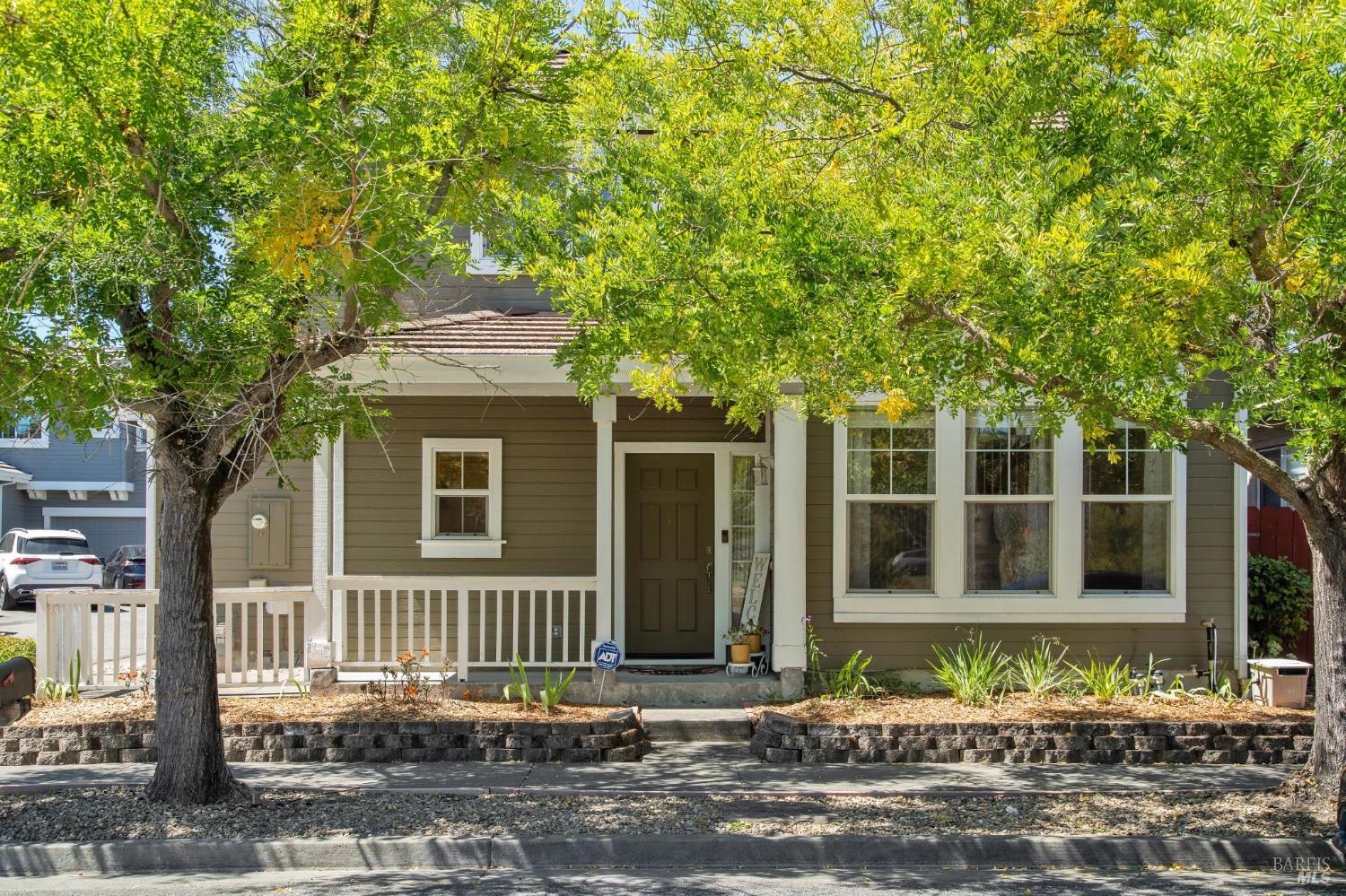 Detail Gallery Image 2 of 29 For 1463 Woodside Cir, Petaluma,  CA 94954 - 3 Beds | 2/1 Baths