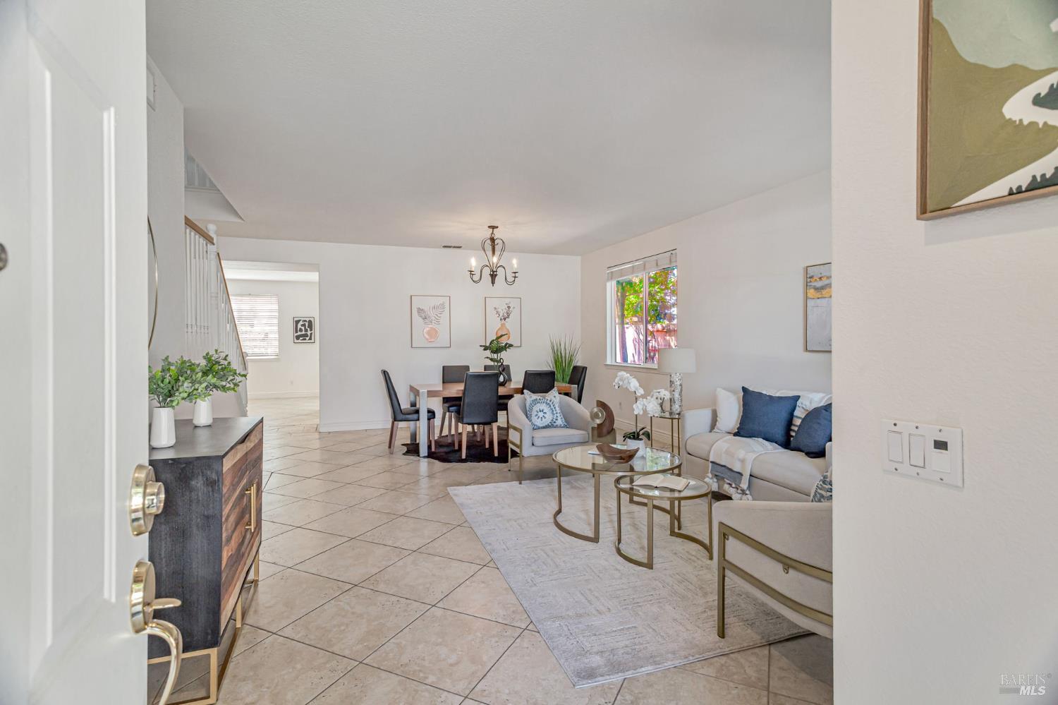 Detail Gallery Image 5 of 54 For 1048 Stillspring Dr, Vacaville,  CA 95687 - 5 Beds | 3 Baths