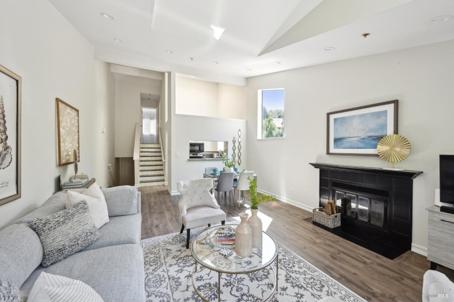 Detail Gallery Image 8 of 32 For 121 Quail Ct, Novato,  CA 94949 - 2 Beds | 2 Baths