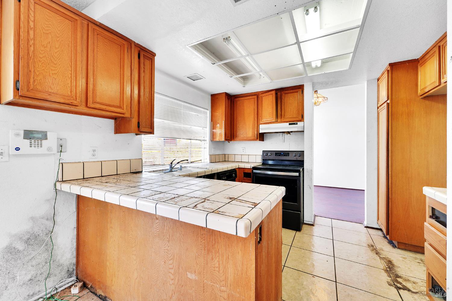 Detail Gallery Image 13 of 46 For 453 Knight Cir, Vallejo,  CA 94591 - 3 Beds | 2/1 Baths