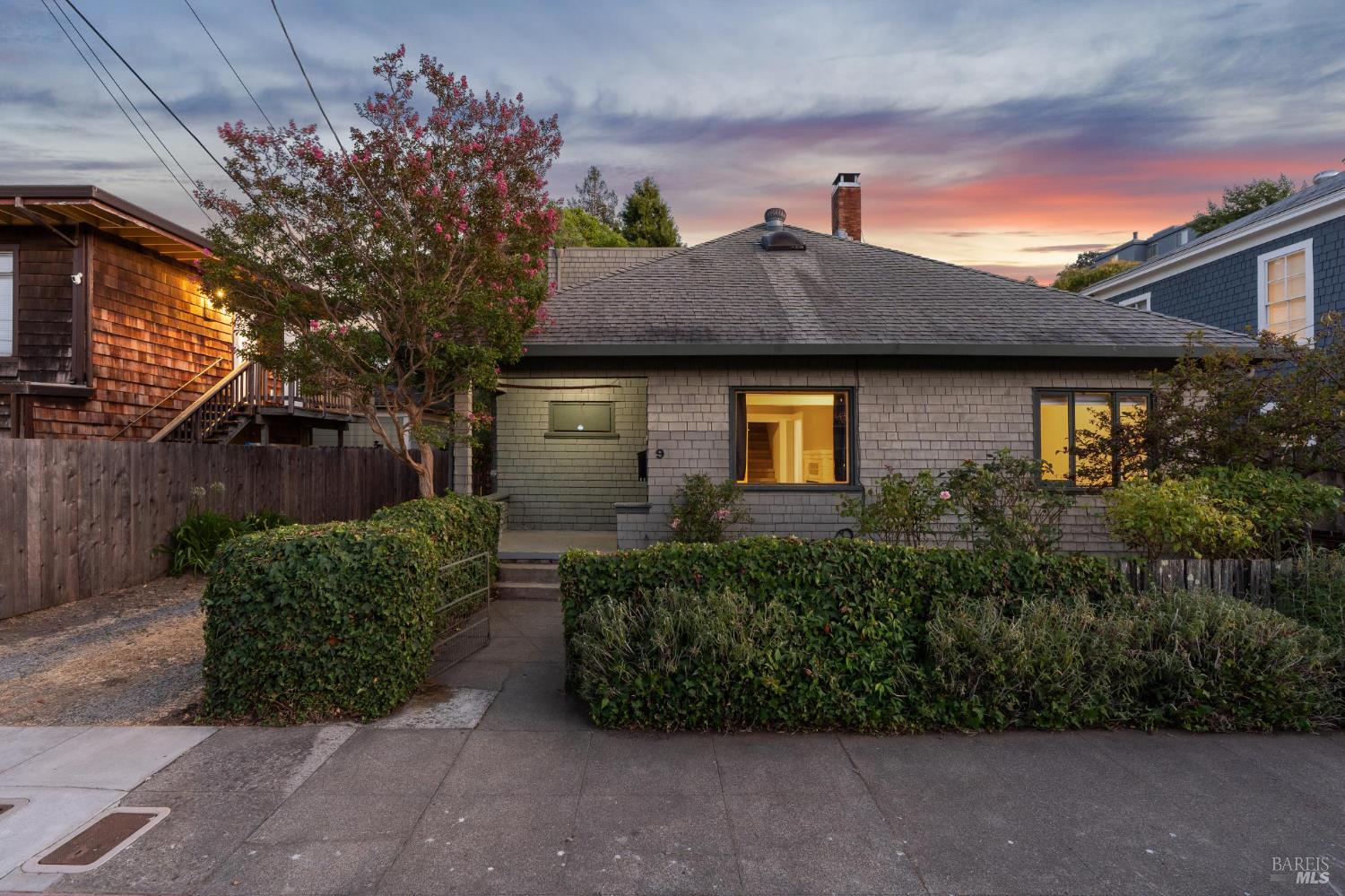 Detail Gallery Image 1 of 42 For 9 Frances St, San Rafael,  CA 94901 - 3 Beds | 2 Baths
