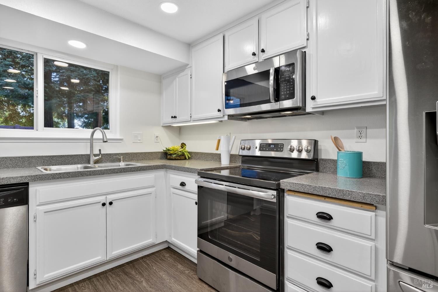 Detail Gallery Image 10 of 37 For 2484 College Park Cir, Santa Rosa,  CA 95401 - 3 Beds | 2 Baths