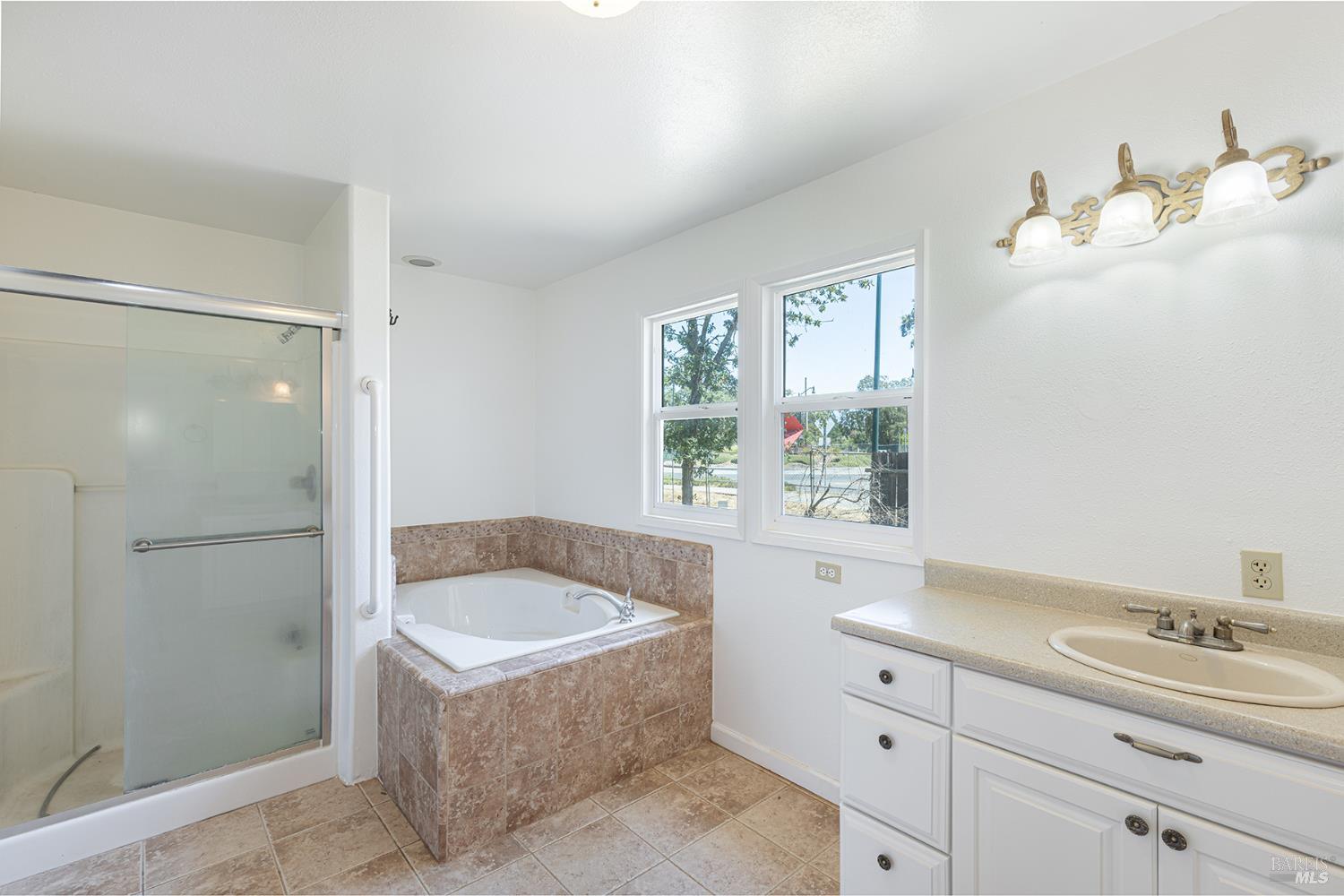 Detail Gallery Image 11 of 28 For 411 Walten Way, Windsor,  CA 95492 - – Beds | – Baths