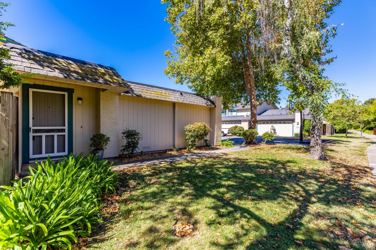 Detail Gallery Image 3 of 40 For 1517 London Cir, Benicia,  CA 94510 - 2 Beds | 2 Baths