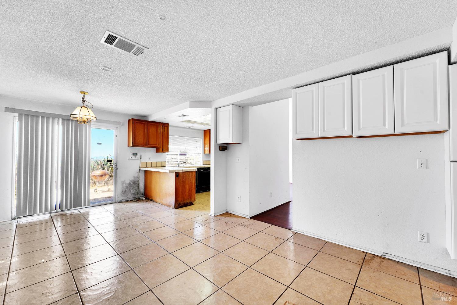 Detail Gallery Image 17 of 46 For 453 Knight Cir, Vallejo,  CA 94591 - 3 Beds | 2/1 Baths