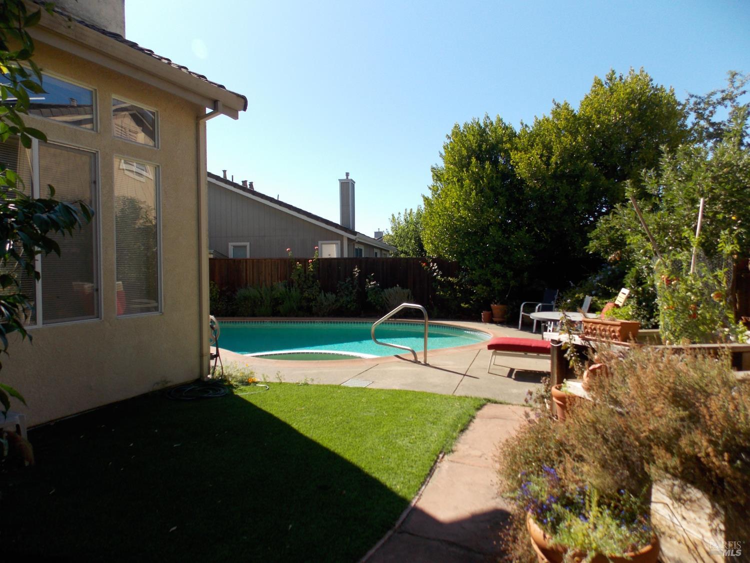 Detail Gallery Image 34 of 44 For 1349 Golf Course Dr, Windsor,  CA 95492 - 3 Beds | 2/1 Baths