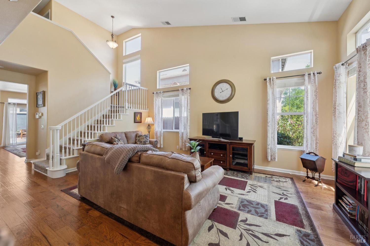 Detail Gallery Image 4 of 29 For 1463 Woodside Cir, Petaluma,  CA 94954 - 3 Beds | 2/1 Baths