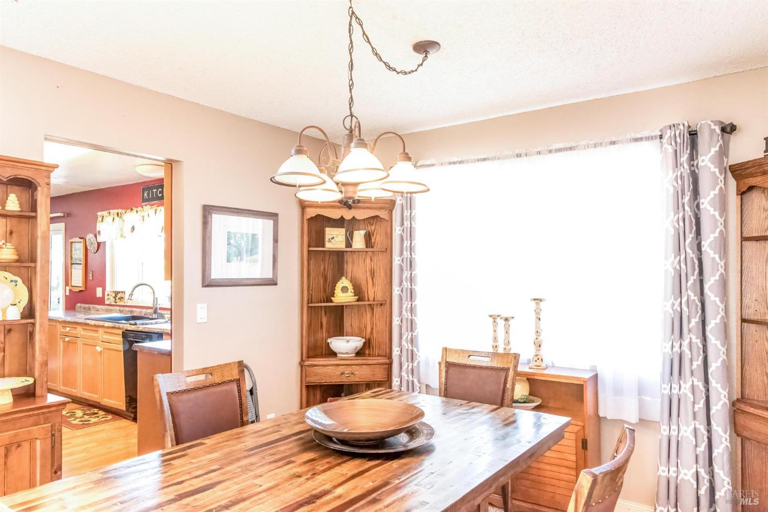 Detail Gallery Image 6 of 32 For 936 Edith Ct, Rohnert Park,  CA 94928 - 6 Beds | 2/1 Baths