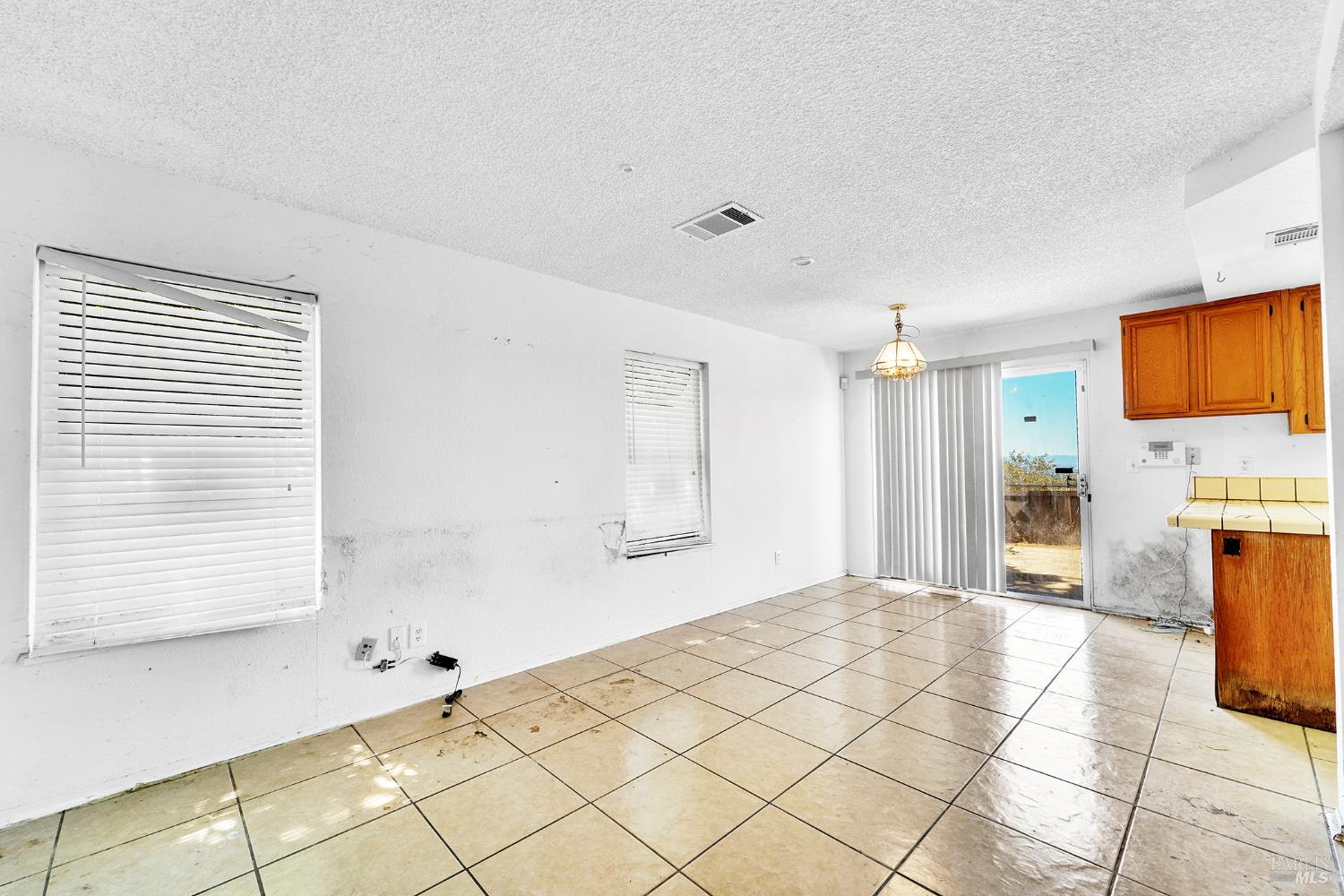 Detail Gallery Image 18 of 46 For 453 Knight Cir, Vallejo,  CA 94591 - 3 Beds | 2/1 Baths