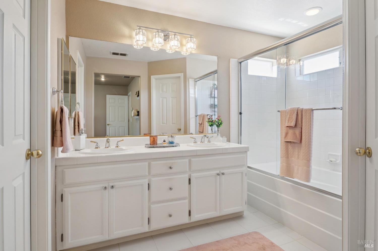 Detail Gallery Image 18 of 29 For 1463 Woodside Cir, Petaluma,  CA 94954 - 3 Beds | 2/1 Baths