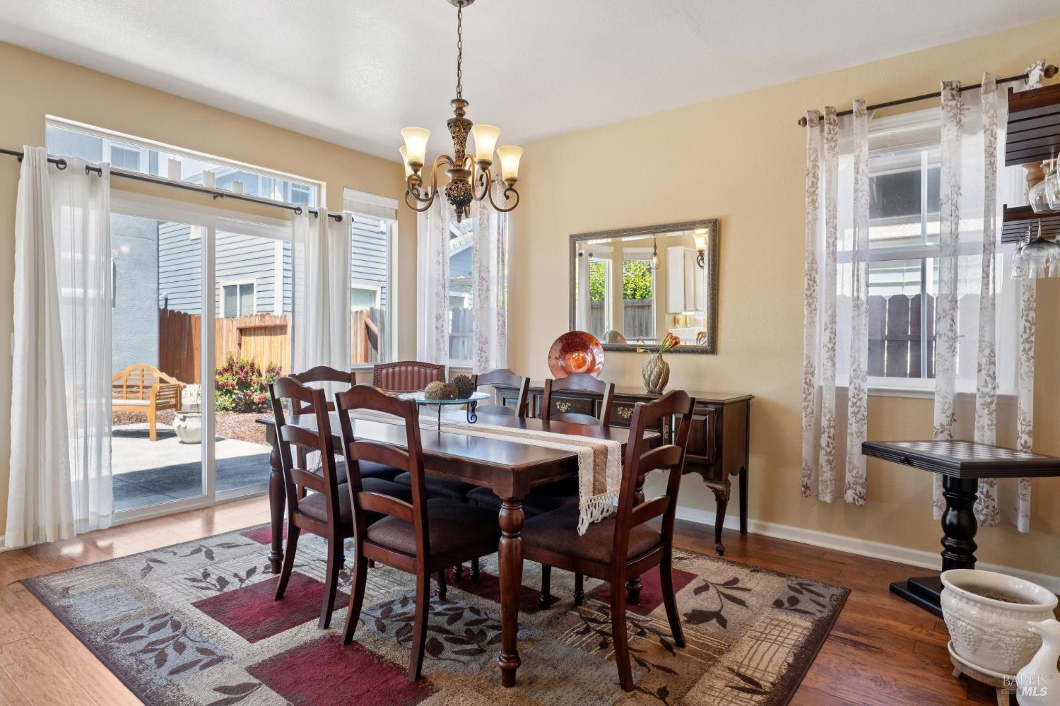 Detail Gallery Image 8 of 29 For 1463 Woodside Cir, Petaluma,  CA 94954 - 3 Beds | 2/1 Baths
