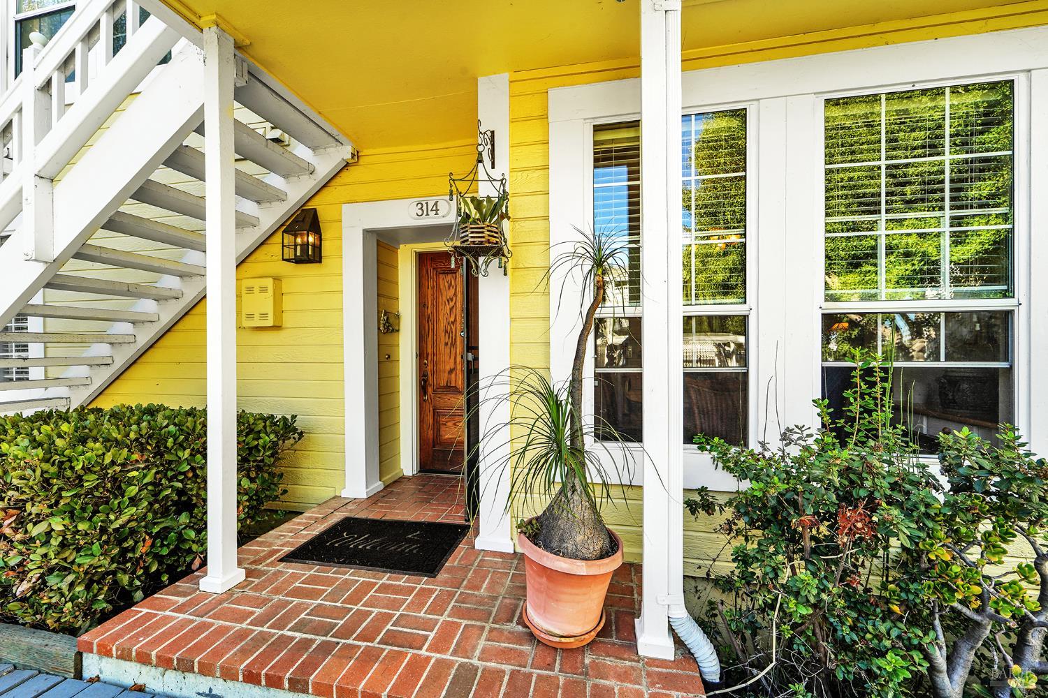 Detail Gallery Image 2 of 19 For 314 E 2nd St, Benicia,  CA 94510 - 2 Beds | 2 Baths