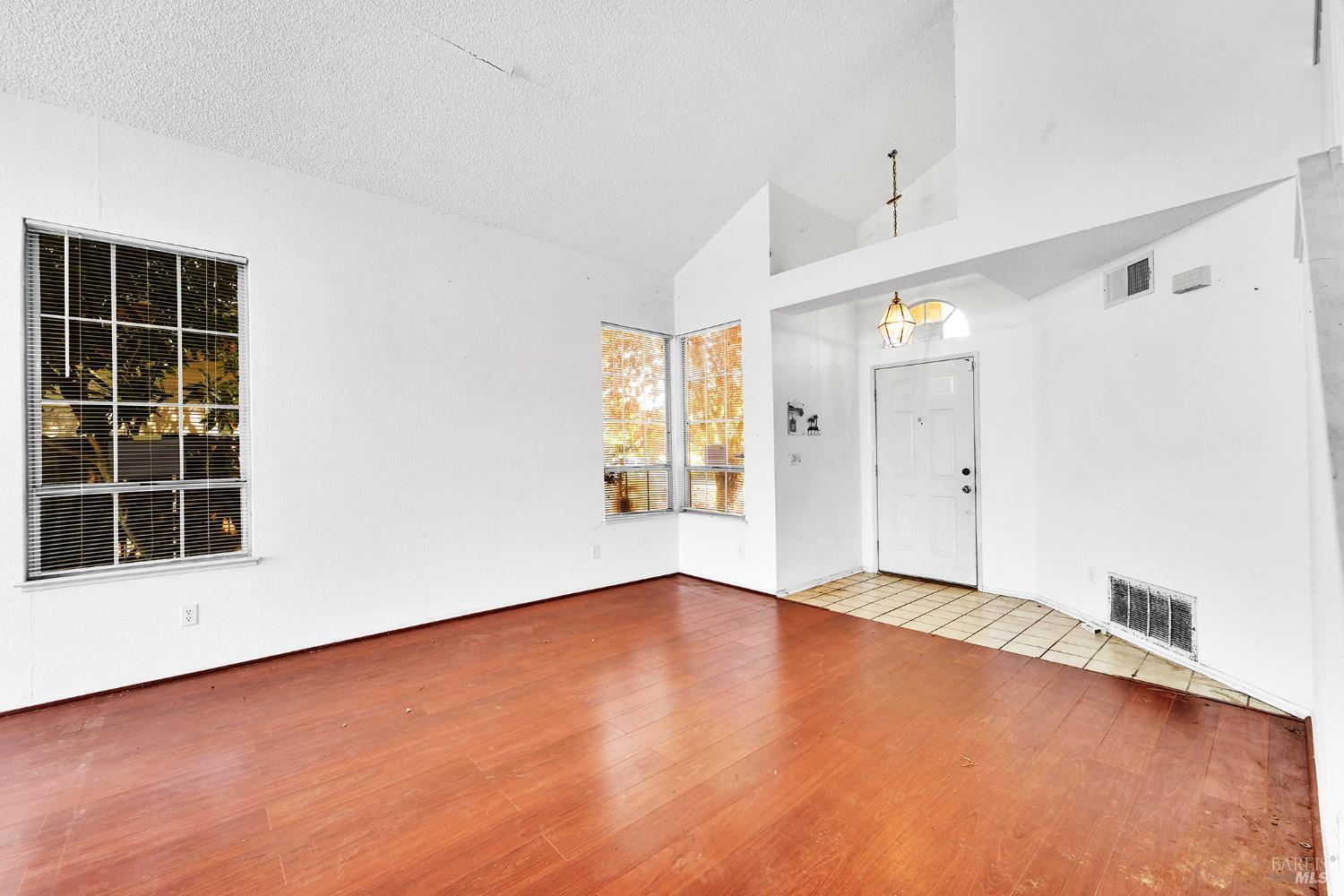 Detail Gallery Image 7 of 46 For 453 Knight Cir, Vallejo,  CA 94591 - 3 Beds | 2/1 Baths