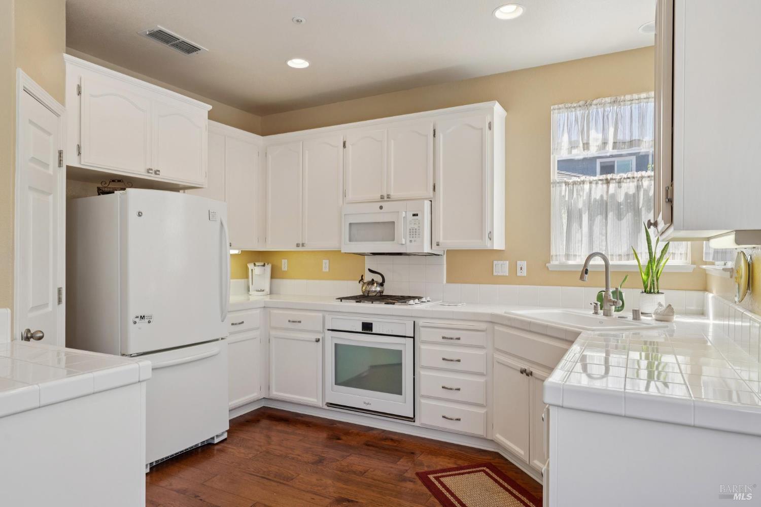 Detail Gallery Image 9 of 29 For 1463 Woodside Cir, Petaluma,  CA 94954 - 3 Beds | 2/1 Baths