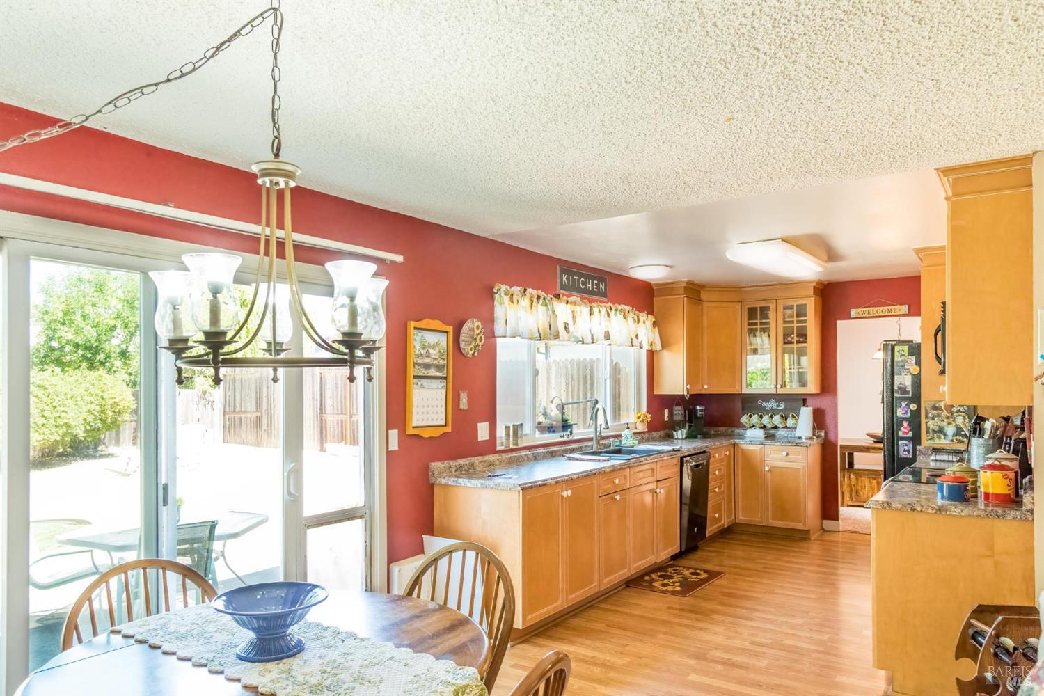 Detail Gallery Image 9 of 32 For 936 Edith Ct, Rohnert Park,  CA 94928 - 6 Beds | 2/1 Baths