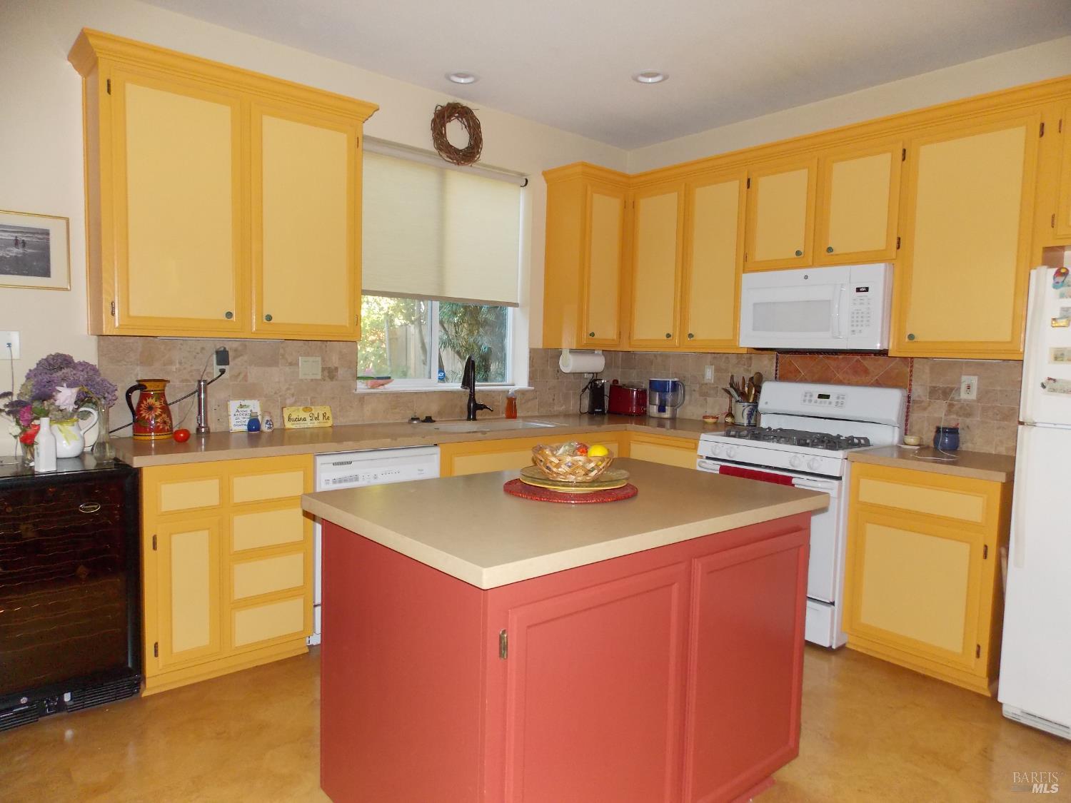 Detail Gallery Image 11 of 44 For 1349 Golf Course Dr, Windsor,  CA 95492 - 3 Beds | 2/1 Baths