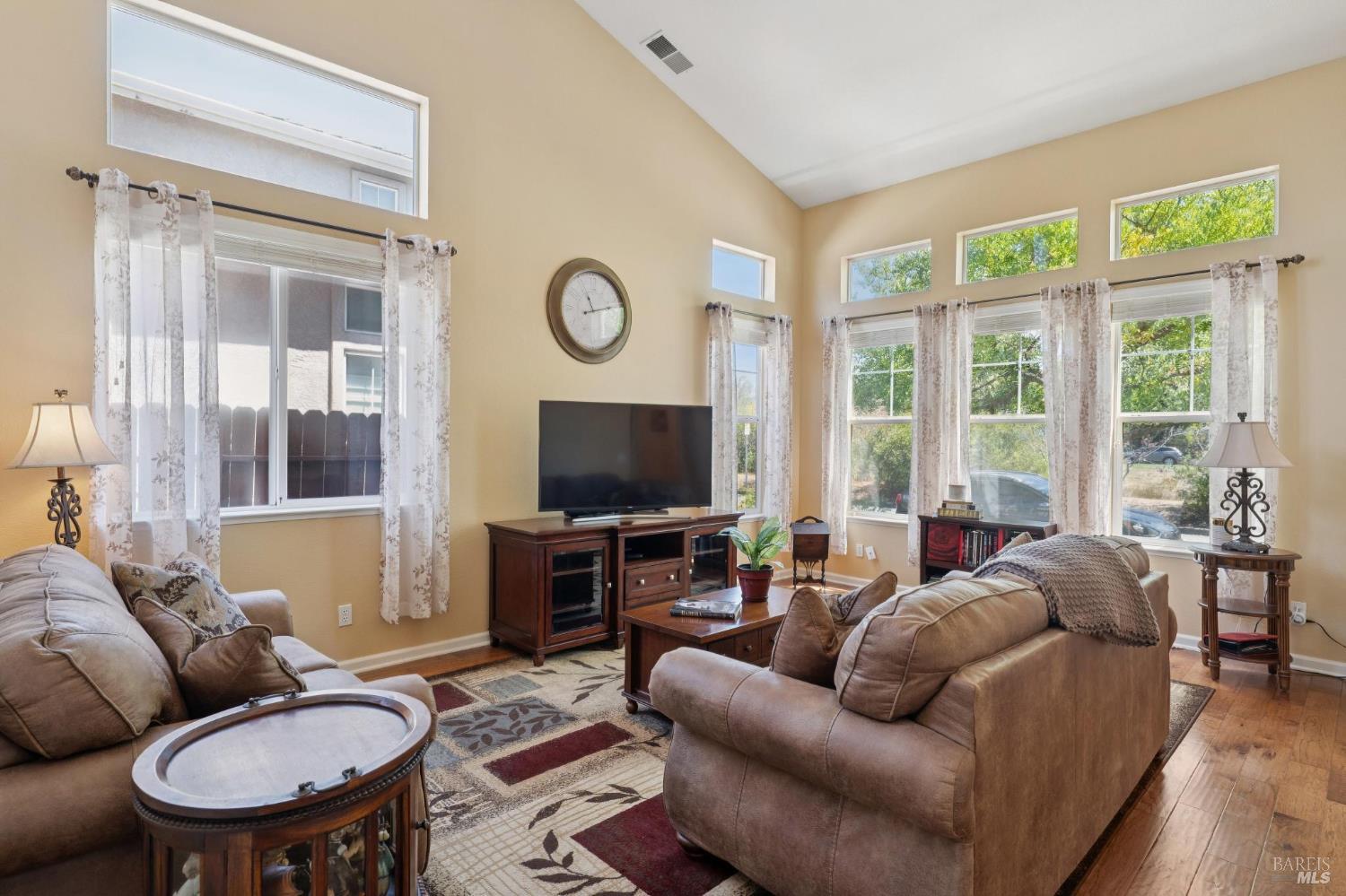 Detail Gallery Image 5 of 29 For 1463 Woodside Cir, Petaluma,  CA 94954 - 3 Beds | 2/1 Baths