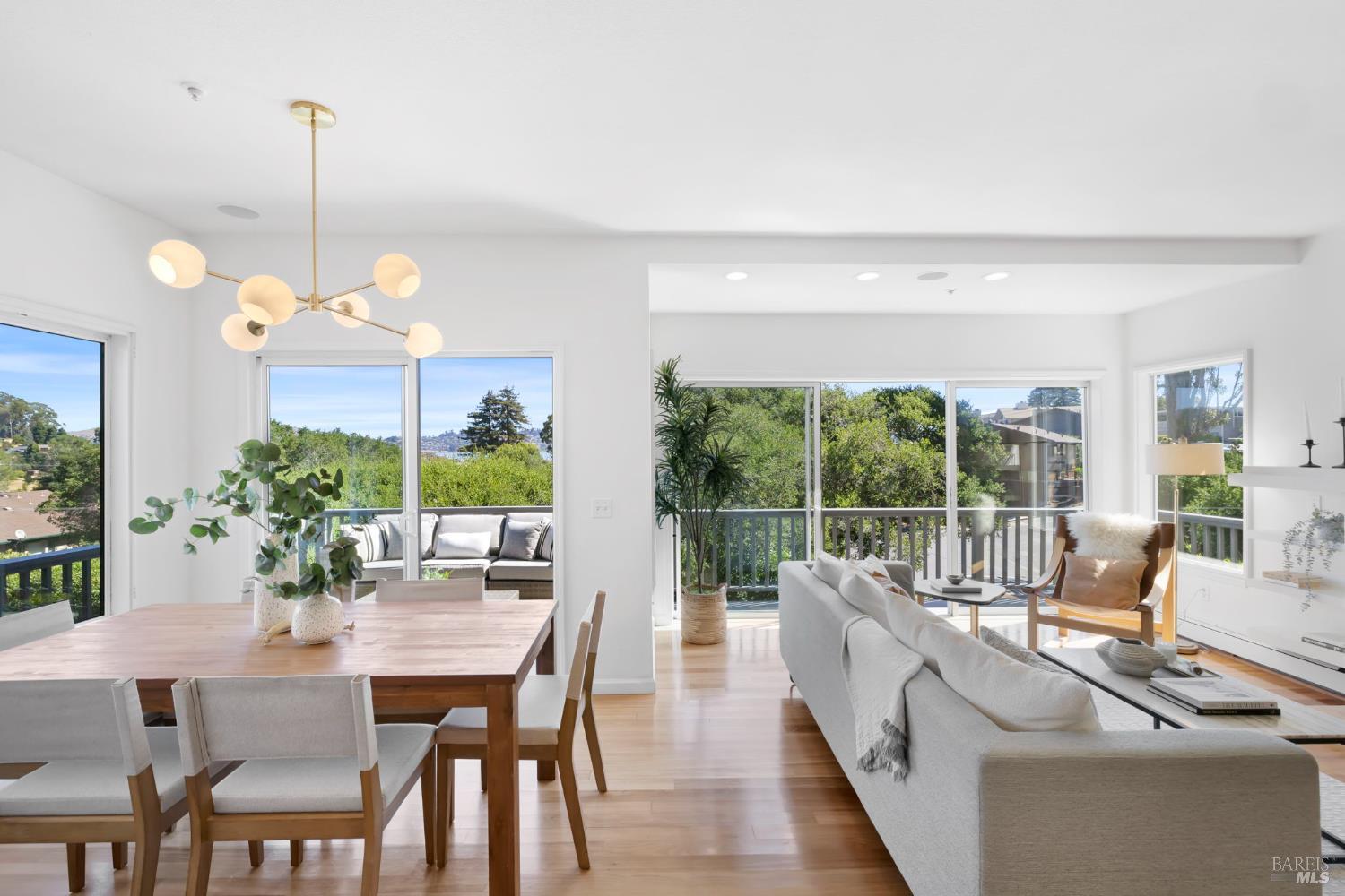 Detail Gallery Image 8 of 34 For 101 Sacramento Way, Sausalito,  CA 94965 - 4 Beds | 3 Baths