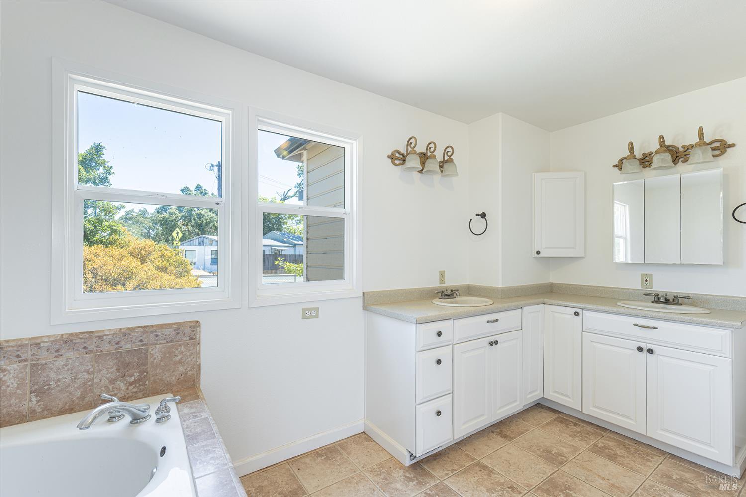 Detail Gallery Image 12 of 28 For 411 Walten Way, Windsor,  CA 95492 - – Beds | – Baths