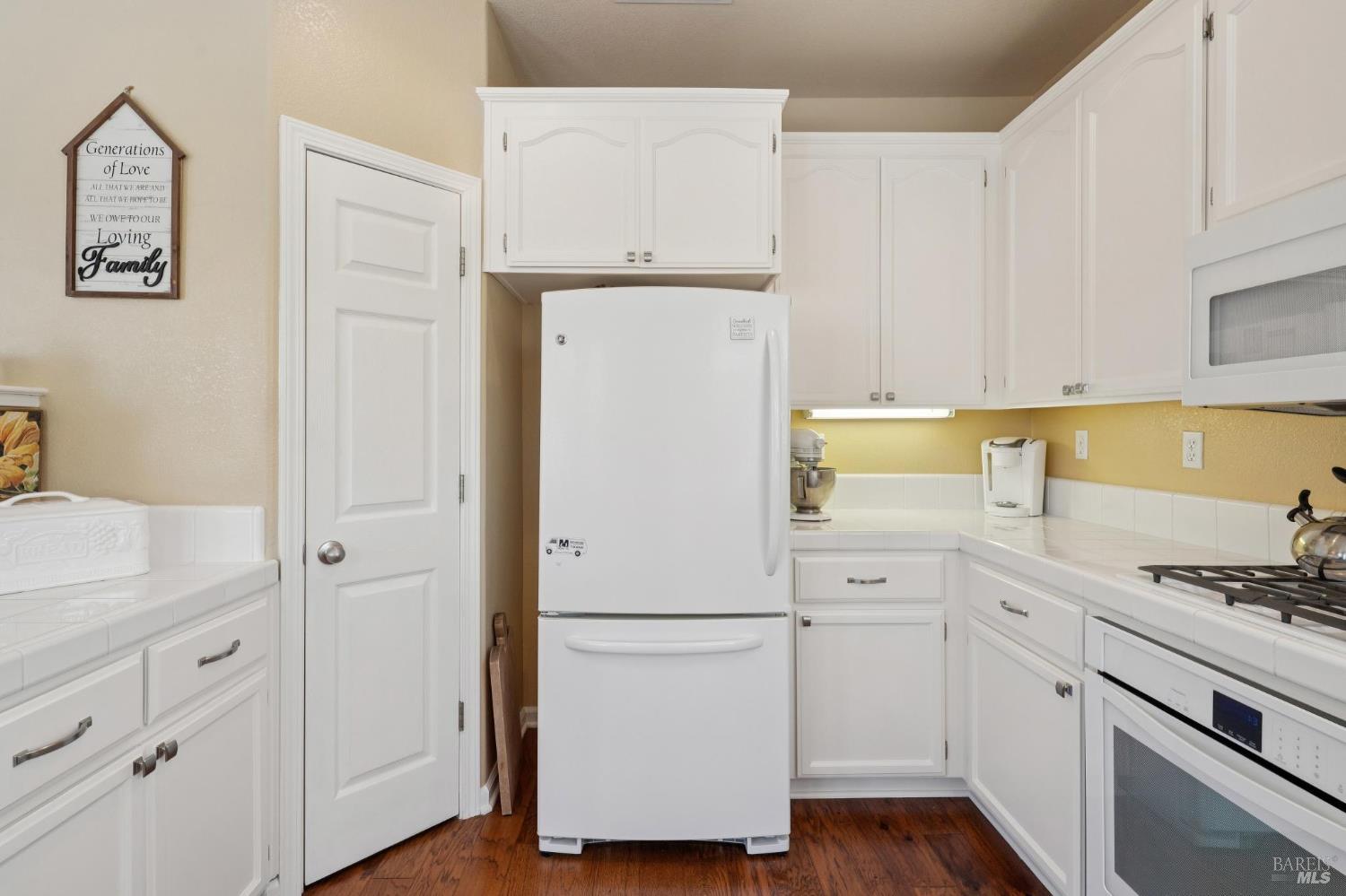 Detail Gallery Image 10 of 29 For 1463 Woodside Cir, Petaluma,  CA 94954 - 3 Beds | 2/1 Baths