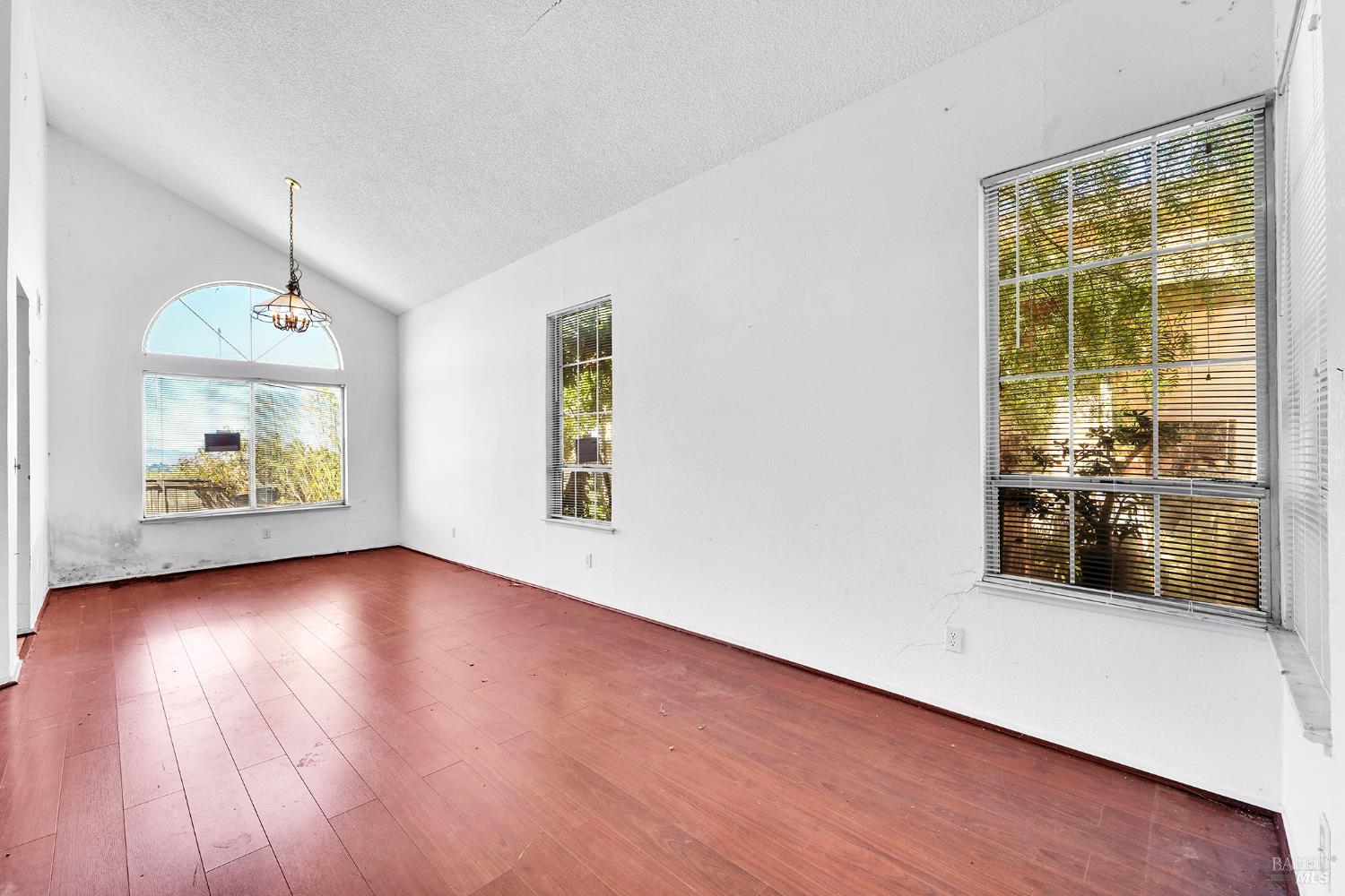 Detail Gallery Image 6 of 46 For 453 Knight Cir, Vallejo,  CA 94591 - 3 Beds | 2/1 Baths