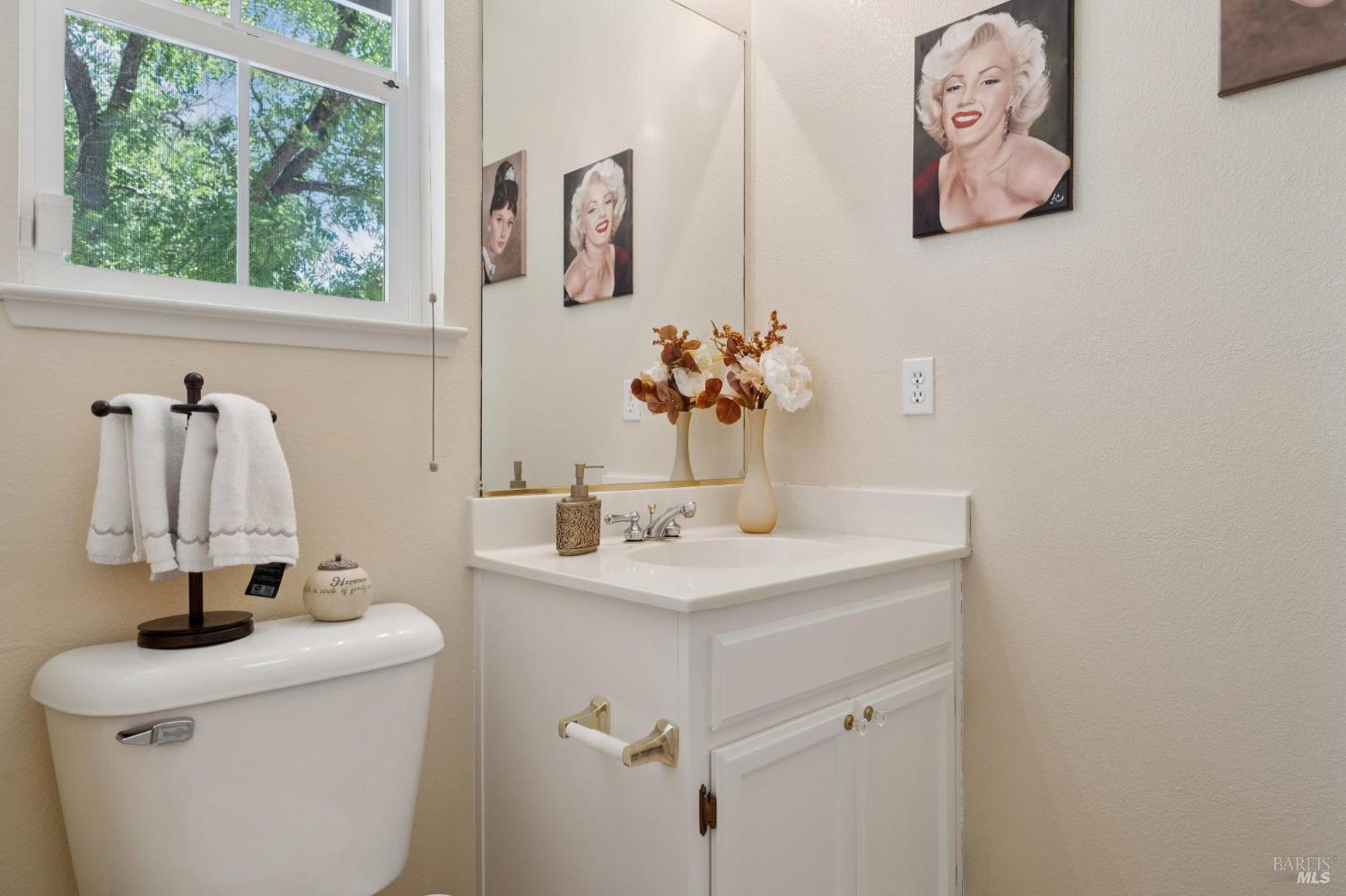 Detail Gallery Image 13 of 29 For 1463 Woodside Cir, Petaluma,  CA 94954 - 3 Beds | 2/1 Baths