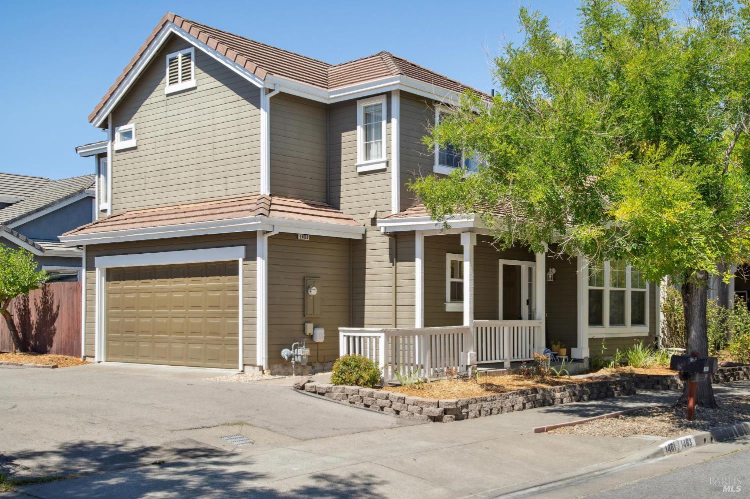 Detail Gallery Image 1 of 29 For 1463 Woodside Cir, Petaluma,  CA 94954 - 3 Beds | 2/1 Baths