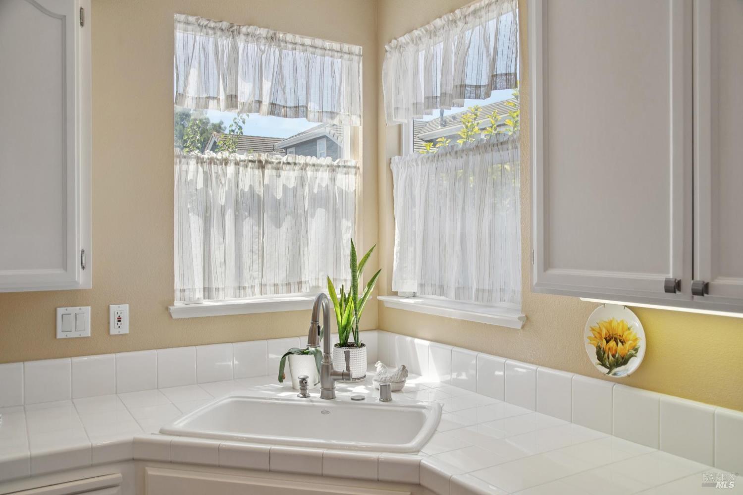 Detail Gallery Image 12 of 29 For 1463 Woodside Cir, Petaluma,  CA 94954 - 3 Beds | 2/1 Baths