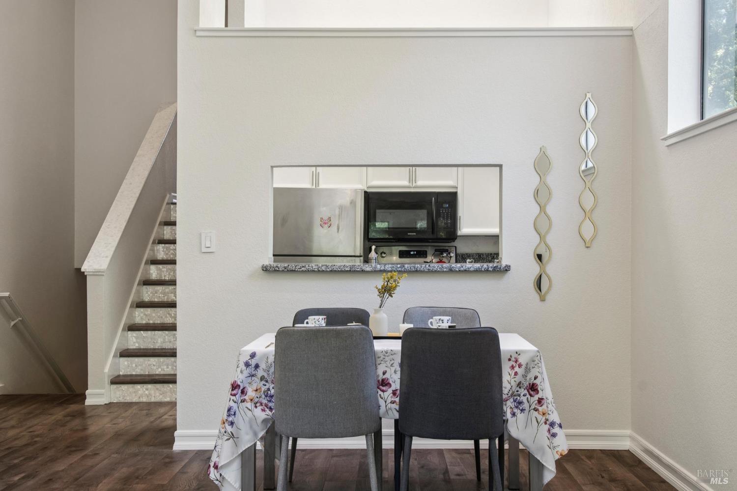 Detail Gallery Image 13 of 32 For 121 Quail Ct, Novato,  CA 94949 - 2 Beds | 2 Baths