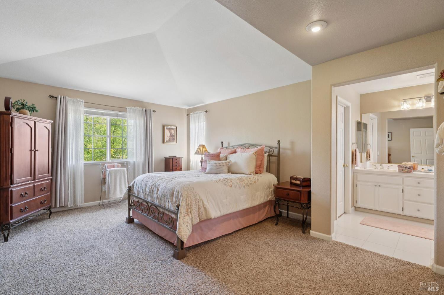 Detail Gallery Image 15 of 29 For 1463 Woodside Cir, Petaluma,  CA 94954 - 3 Beds | 2/1 Baths