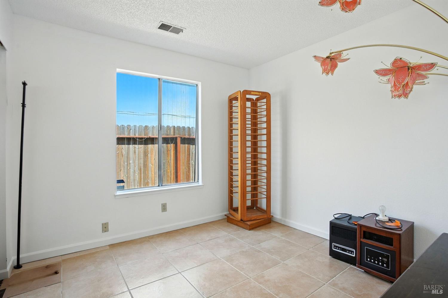 Detail Gallery Image 13 of 26 For 1843 Santa Monica St, Fairfield,  CA 94533 - 3 Beds | 2 Baths
