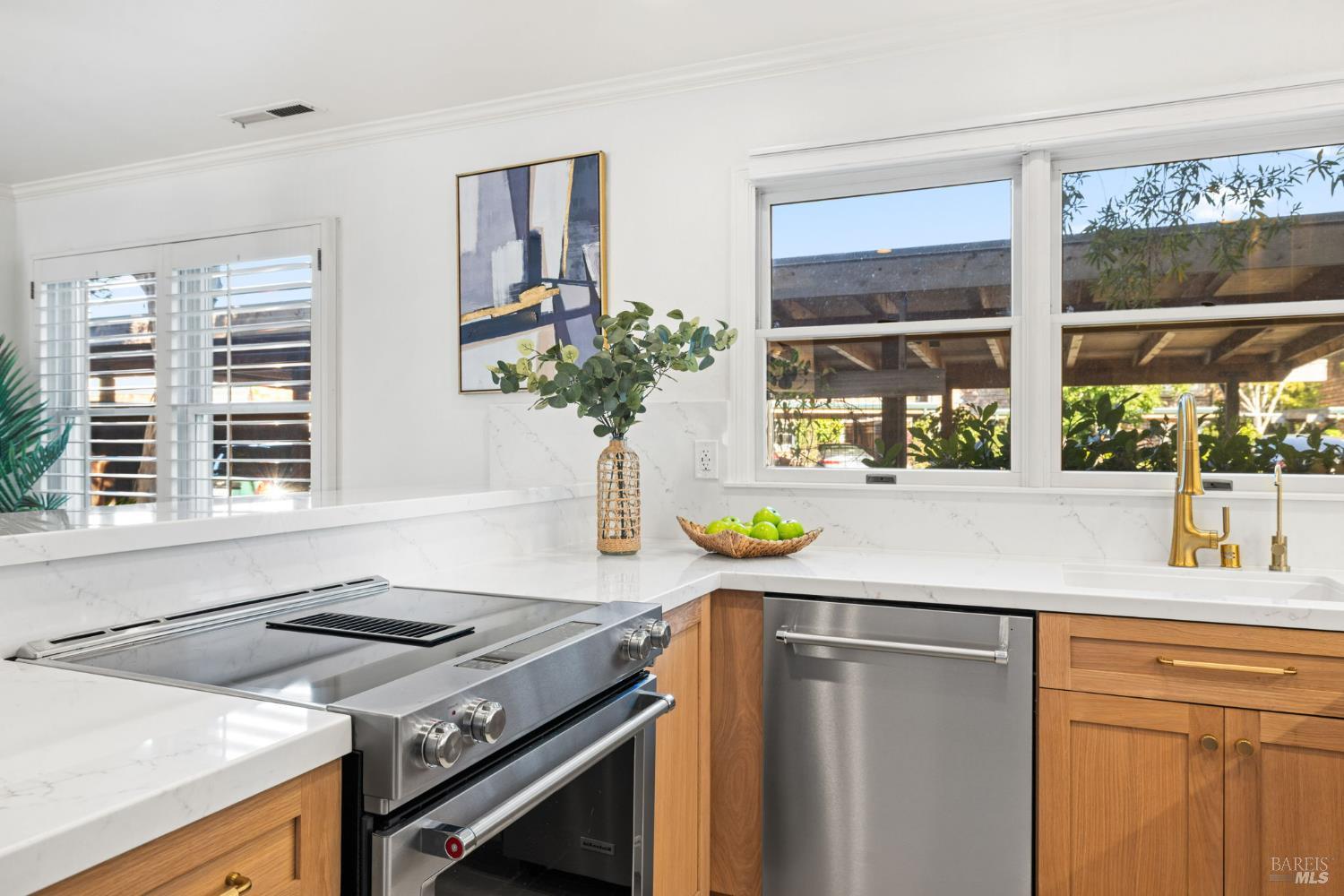 Detail Gallery Image 5 of 49 For 607 Centre Ct, Alameda,  CA 94502 - 2 Beds | 2/1 Baths