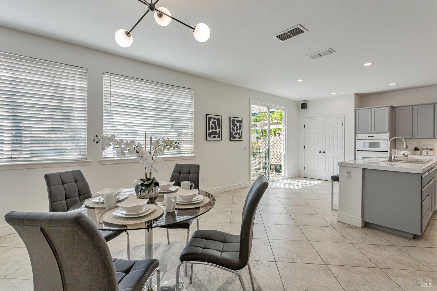 Detail Gallery Image 19 of 54 For 1048 Stillspring Dr, Vacaville,  CA 95687 - 5 Beds | 3 Baths