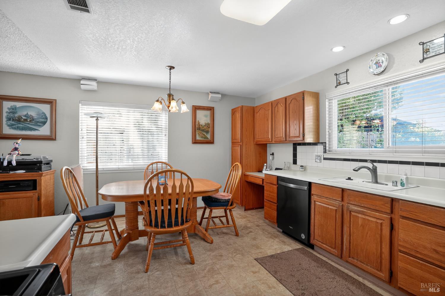 Detail Gallery Image 13 of 28 For 1870 San Pedro Ct, Fairfield,  CA 94533 - 3 Beds | 2 Baths