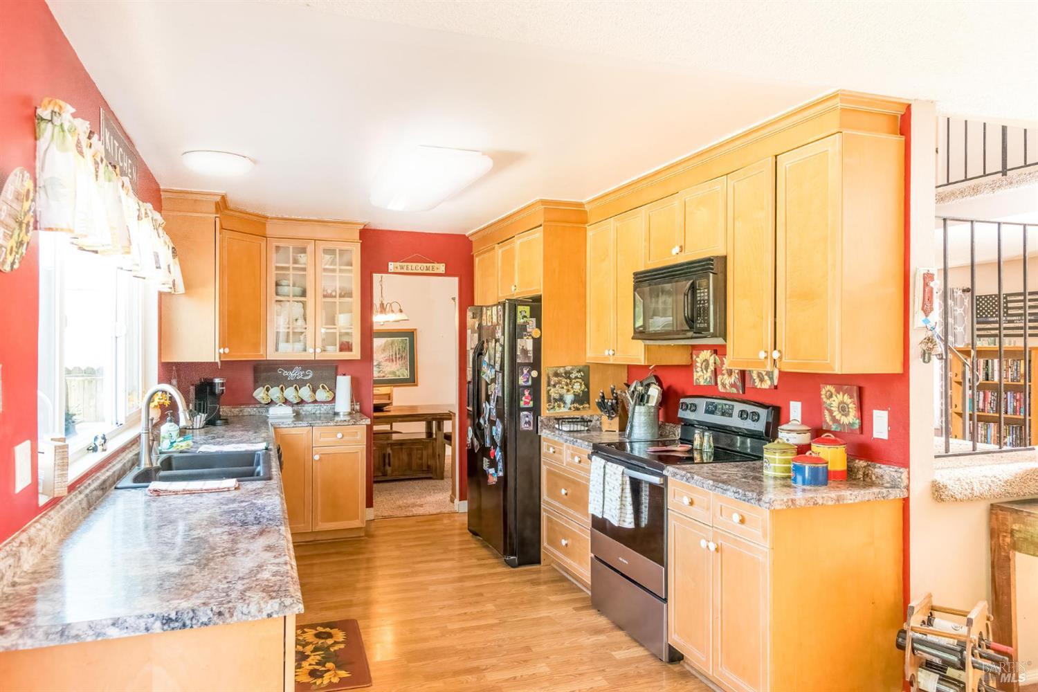 Detail Gallery Image 8 of 32 For 936 Edith Ct, Rohnert Park,  CA 94928 - 6 Beds | 2/1 Baths