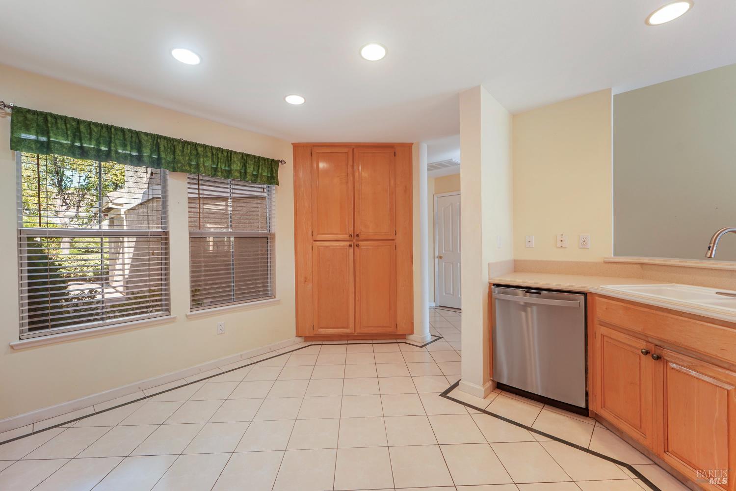 Detail Gallery Image 10 of 47 For 2900 Calle De Cordoba Unkn, Fairfield,  CA 94534 - 3 Beds | 2/1 Baths